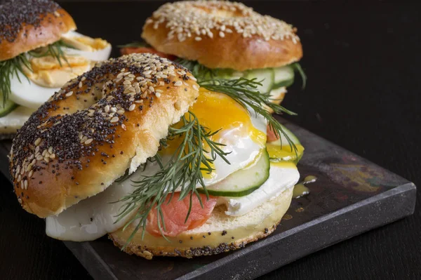 Bagels Egg Cucumber Black Background — Stock Photo, Image