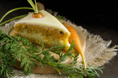 Ev yapımı kek. geleneksel havuç pasta krema ile