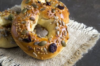 Simit ile krem peynir, somon, Türkiye, karides. Siyah bir arka plan üzerinde