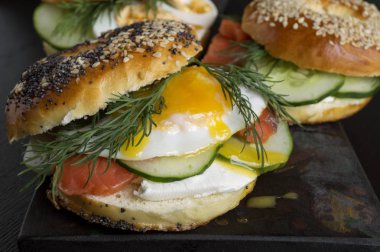 Simit krem peynir ve siyah bir adam üzerinde füme somon ile