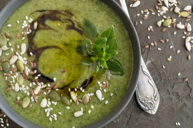 Karanlık bir arka plan üzerinde yeşil sebze vejetaryen çorbası