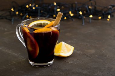 arka plan bulanık ışık ile üzerinde mulled şarap