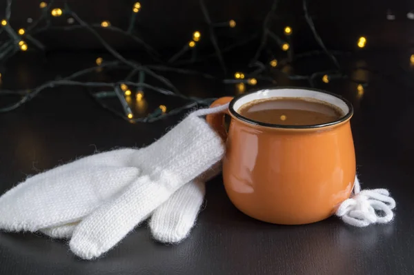 Kakao Einem Orangefarbenen Becher Auf Schwarzem Hintergrund — Stockfoto