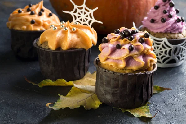 Zelfgemaakte Cupcakes Met Crème Donkere Achtergrond — Stockfoto
