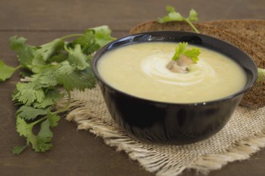 Ahşap bir masa üzerinde ev yapımı diyet mantar çorbası