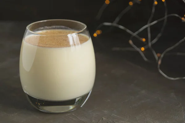 Eggnog Koktélbár Csillagos Cookie Kat Fekete Háttér — Stock Fotó