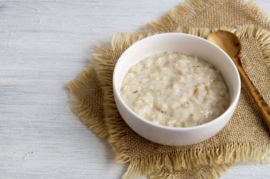 Sağlıklı kahvaltı. Yulaf ezmesi beyaz bir yay