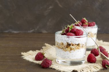 Chia tohum ve ahududu ile Doğal yoğurt
