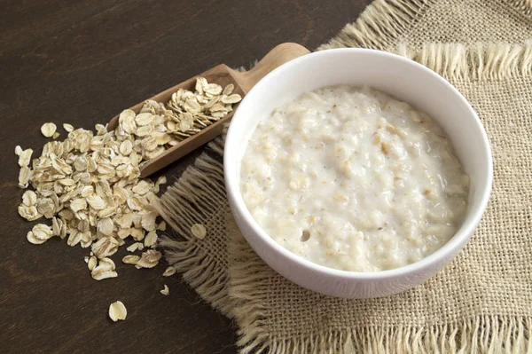 Sağlıklı kahvaltı. Yulaf ezmesi beyaz bir yay