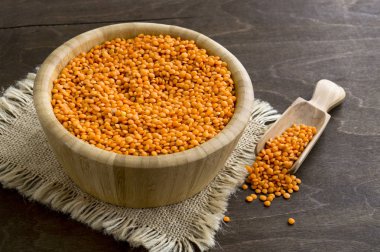 Bir bambu kase kuru kırmızı mercimek