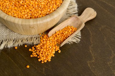 Bir bambu kase kuru kırmızı mercimek