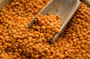 Bir bambu kase kuru kırmızı mercimek