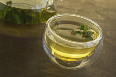 Bir cam kase sebze organik nane çayı