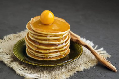 Üzerinde gri bir adam ballı krep