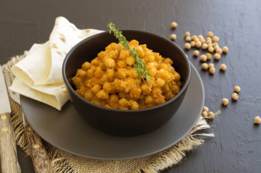 Baharatlı sosta pişmiş Türk nohutu. Doğu yemeği.