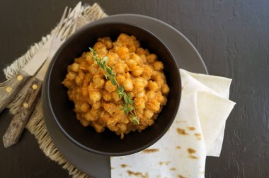 Baharatlı sosta pişmiş Türk nohutu. Doğu yemeği.