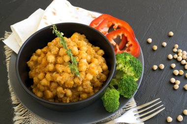 Baharatlı sosta pişmiş Türk nohutu. Doğu yemeği.