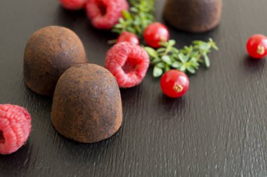 Gri bir arka plan üzerinde çikolata truffles