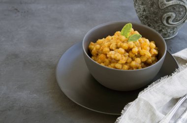 Baharatlı sosta pişmiş Türk nohutu. Doğu yemeği.