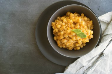 Baharatlı sosta pişmiş Türk nohutu. Doğu yemeği.