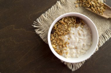 Sağlıklı kahvaltı. Yulaf ezmesi beyaz bir yay