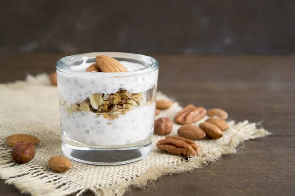 견과류와 Muesli 유용한 요구르트 — 스톡 사진