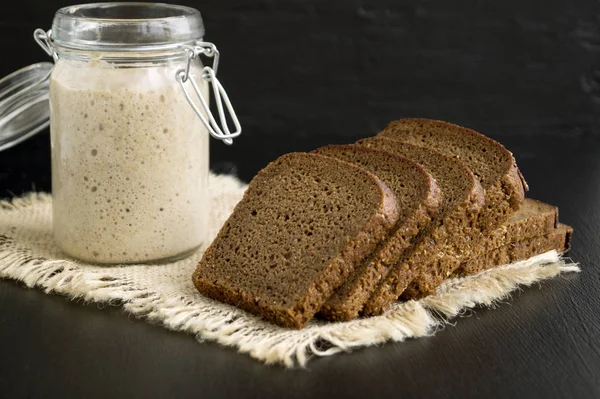 Ev yapımı ekmek için cam kavanozda aktif çavdar ekmeği.