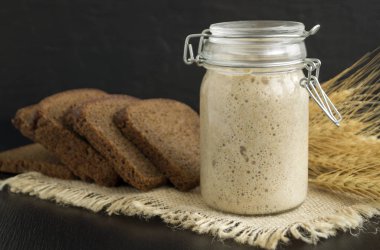 Ev yapımı ekmek için cam kavanozda aktif çavdar ekmeği.