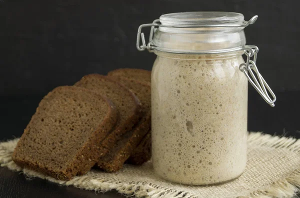 自家製パンのためのガラス瓶でアクティブなライ麦のソース生地 — ストック写真