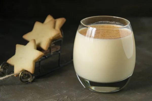 Eggnog Κοκτέιλ Και Αστέρι Μπισκότα Μαύρο Φόντο — Φωτογραφία Αρχείου