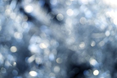 Beyaz köpüklü Noel ışıkları. Bulanık soyut adam