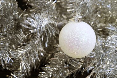 Yapay gümüşi ağaç yakın çekim. Noel adam