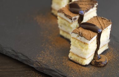 Çikolatalı kek sufle gri bir arka plan üzerinde