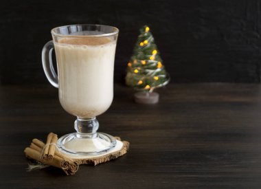 Bir cam kupa siyah bir arka plan üzerinde Noel kokteyl yumurta likörü