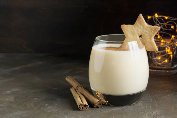 Cóctel Huevo Galletas Estrella Sobre Fondo Negro — Foto de Stock