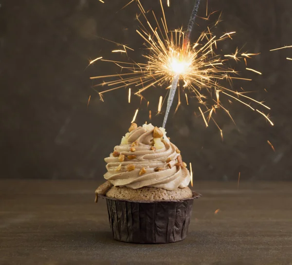 Koyu arka plan üzerine krema ile çikolatalı kek