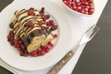 Ev yapımı kek Çikolata Beyaz tabakta ile bükülmüş.