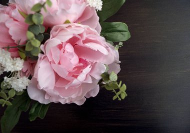 Siyah bir zemin üzerine pembe yapay peonies