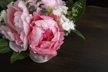 Siyah bir zemin üzerine pembe yapay peonies