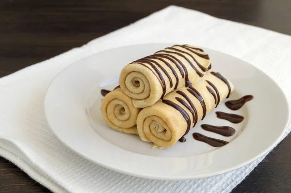 Panquecas Caseiras Torcidas Com Chocolate Prato Branco — Fotografia de Stock