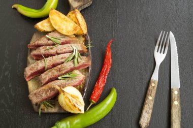 Orta kavrulmuş et ızgara. siyah arka plan üzerine