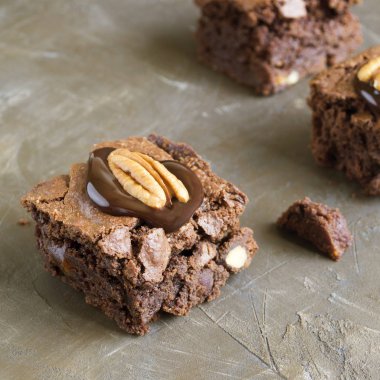 Brownie karanlık bir arka plan üzerinde. Seçici focu