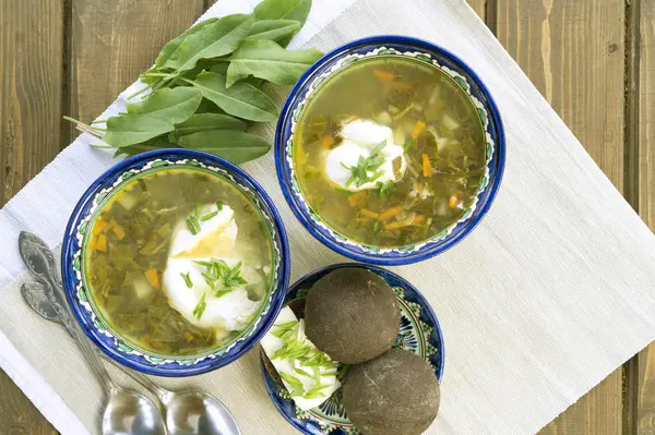 Kost Ängssyra Soppa Med Ägg Ett Träbord — Stockfoto