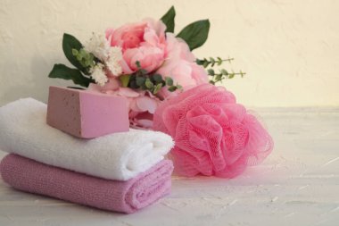 Sıvı sabun ve beyaz zemin üzerine iki havlu