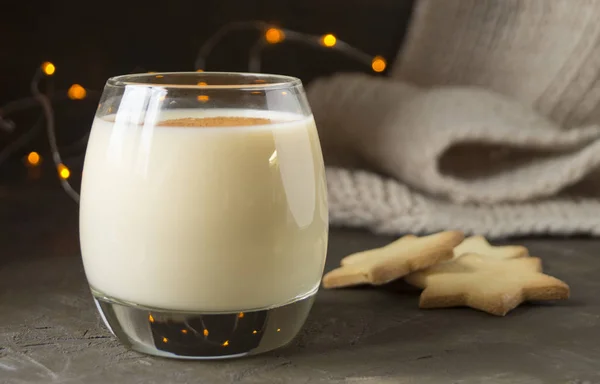 Siyah arka plan üzerine yumurta likörü kokteyl ve yıldız kurabiye