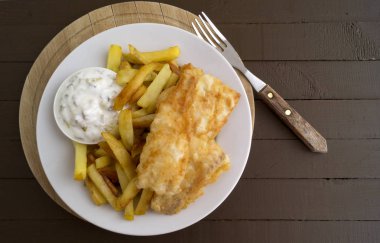 Balık ve patates kızartması. Geleneksel İngiliz yemeği