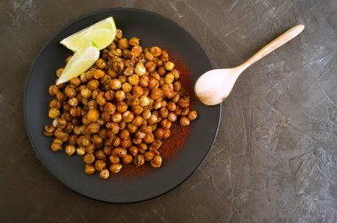 Rustik bir arka plan üzerine kavrulmuş baharatlı nohut