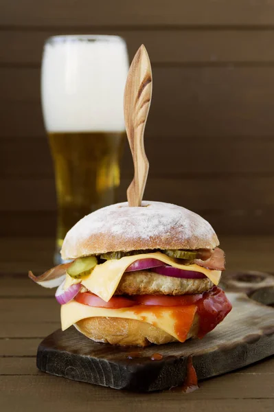 Strona Zrobiona Big Burger Podłoże Drewniane — Zdjęcie stockowe