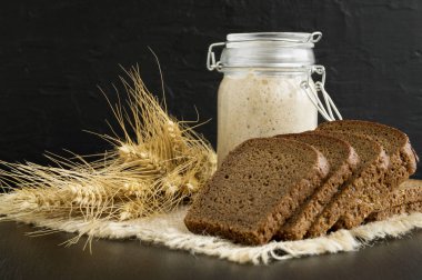 Ev yapımı ekmek için cam kavanozda aktif çavdar ekmeği.