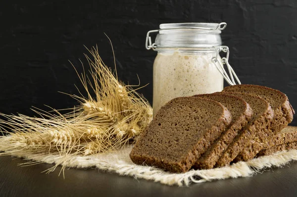 Ev yapımı ekmek için cam kavanozda aktif çavdar ekmeği.